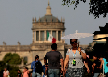 People protect themselves from the sun during a heat wave hitting the country, in Guadalajara, Jalisco state, Mexico, in May 2024. ©AFP