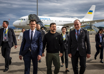 Ukraine's Volodymyr Zelensky (C) arrived at Zurich airport for the summit / ©AFP