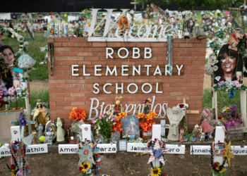 Crosses honor those who lost their lives during the Robb Elementary School shooting in Uvalde, Texas in 2022. ©AFP