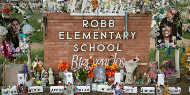 Crosses honor those who lost their lives during the Robb Elementary School shooting in Uvalde, Texas in 2022. ©AFP