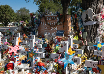 A memorial at Robb Elementary School in Uvalde, Texas where 19 children and two adults were shot dead by a former student in 2022 / ©AFP