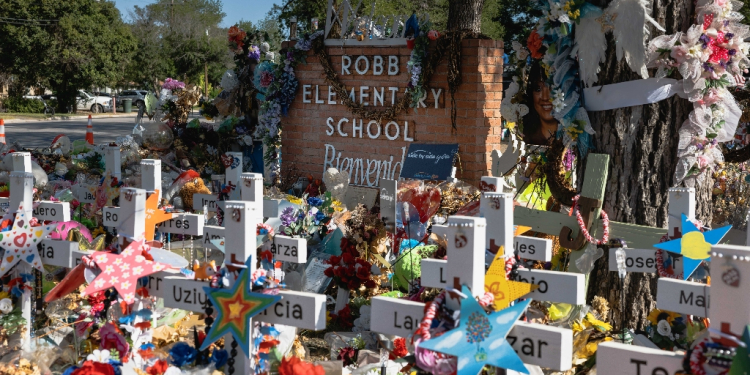 A memorial at Robb Elementary School in Uvalde, Texas where 19 children and two adults were shot dead by a former student in 2022 / ©AFP