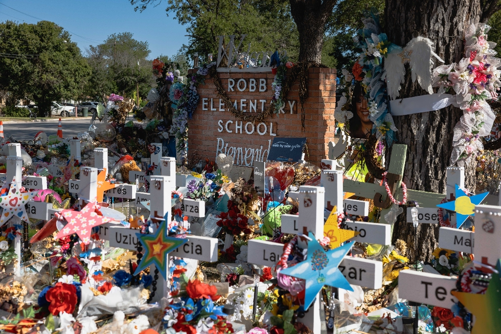 A memorial at Robb Elementary School in Uvalde, Texas where 19 children and two adults were shot dead by a former student in 2022 / ©AFP