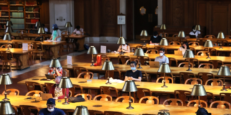 People read their computers in the New York Public Library in July 2021 in Manhattan  / ©AFP