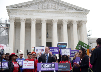 US Senator Chris Murphy speaks outside the Supreme Court as the justices weigh whether persons subject to a domestic violence restraining order should be prohibited from possessing a firearm / ©AFP