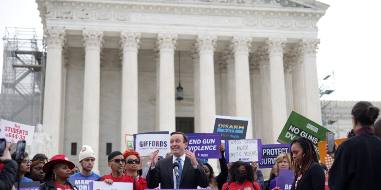 US Senator Chris Murphy speaks outside the Supreme Court as the justices weigh whether persons subject to a domestic violence restraining order should be prohibited from possessing a firearm / ©AFP