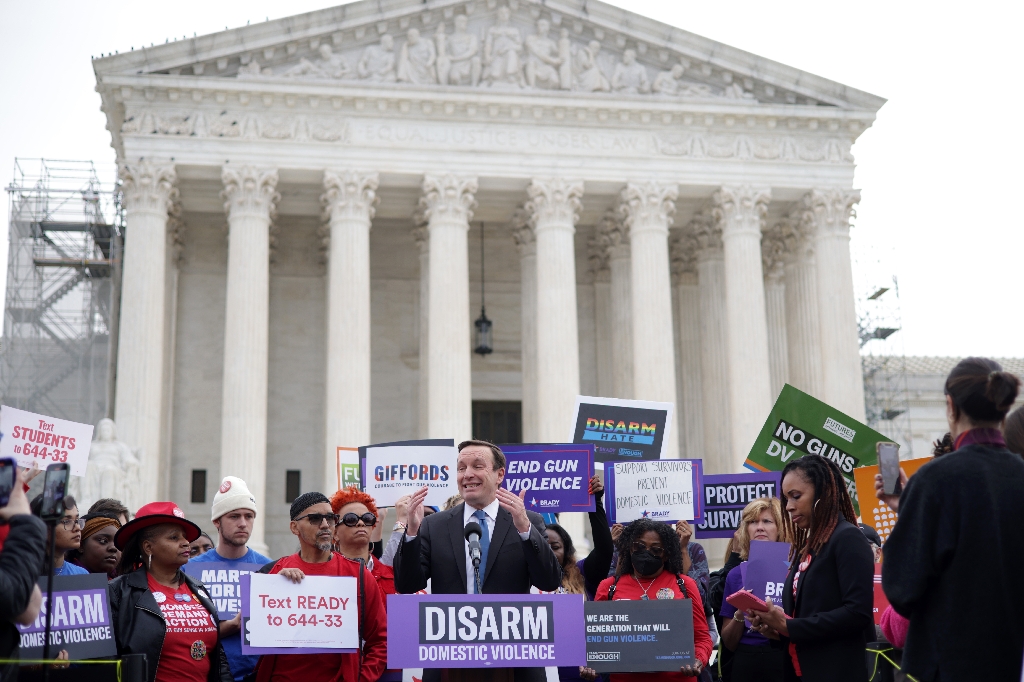 US Senator Chris Murphy speaks outside the Supreme Court as the justices weigh whether persons subject to a domestic violence restraining order should be prohibited from possessing a firearm / ©AFP