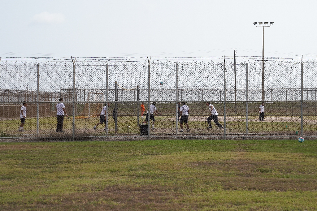 More than 1,000 men are housed at the Port Isabel Detention Center in Texas, where they await news of their immigration applications / ©AFP