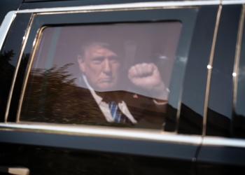 Former US president Donald Trump gestures as he arrives into the Captiol Hill Club back entrance on June 13, 2024 in Washington, DC / ©AFP