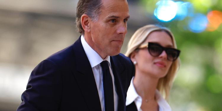 Hunter Biden, the son of US President Joe Biden, and his wife Melissa Cohen Biden arrive at the courthouse / ©AFP