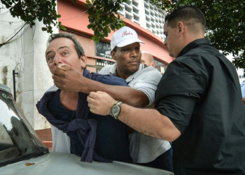 El opositor cubano Yuri Valle Roca es detenido por la policía cubana el 10 de diciembre de 2015 en La Habana durante una manifestación por el Día de los Derechos Humanos  . ©AFP