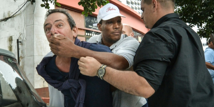 El opositor cubano Yuri Valle Roca es detenido por la policía cubana el 10 de diciembre de 2015 en La Habana durante una manifestación por el Día de los Derechos Humanos  . ©AFP