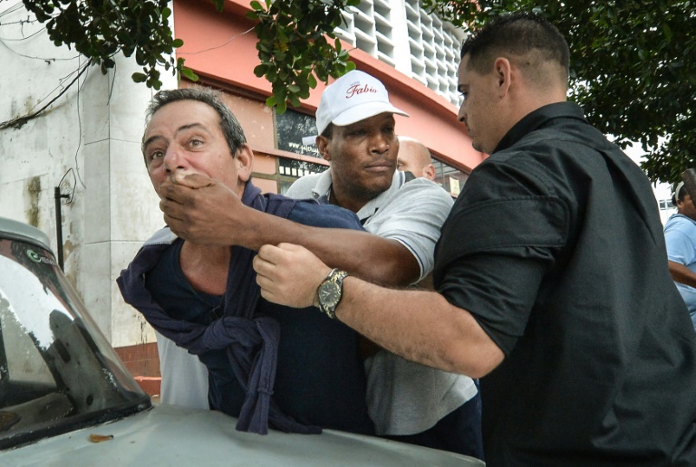 El opositor cubano Yuri Valle Roca es detenido por la policía cubana el 10 de diciembre de 2015 en La Habana durante una manifestación por el Día de los Derechos Humanos  . ©AFP