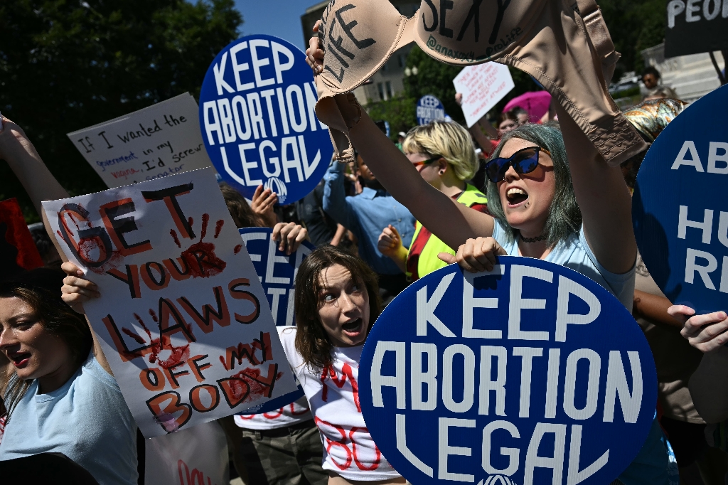 Reproductive rights activists demonstrate in front of the Supreme Court in Washington on June 24, 2024 / ©AFP