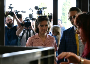 Amanda Knox arrives with her husband Christopher Robinson at the courthouse in Florence, on June 5, 2024 . ©AFP