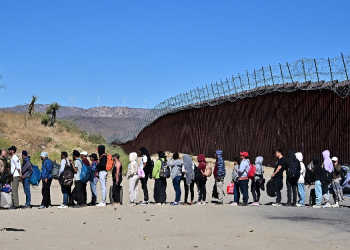 Migrants wait in line hoping for processing from Customs and Border Patrol agents at Jacumba Hot Springs, California on June 5, 2024 / ©AFP