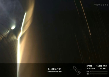 Sparks and debris came flying off SpaceX's starship as it descended over the Indian Ocean northwest of Australia, dramatic video footage from on an onboard camera showed. ©AFP