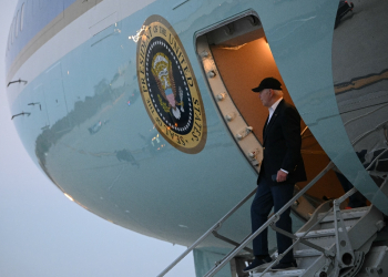 US President Joe Biden, steps off Air Force One ahead of the Los Angeles fundraiser / ©AFP