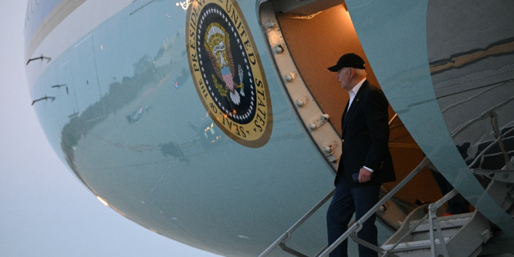 US President Joe Biden, steps off Air Force One ahead of the Los Angeles fundraiser / ©AFP