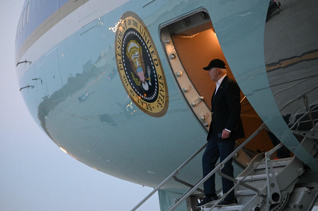 US President Joe Biden, steps off Air Force One ahead of the Los Angeles fundraiser / ©AFP