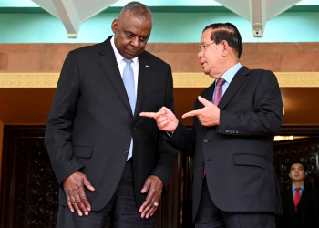 Defense Secretary Lloyd Austin (L with Cambodia's long-serving former prime minister Hun Sen) is looking to reset Washington's ties with China ally Phnom Penh / ©AFP