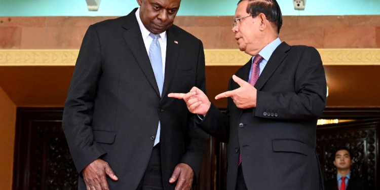 Defense Secretary Lloyd Austin (L with Cambodia's long-serving former prime minister Hun Sen) is looking to reset Washington's ties with China ally Phnom Penh / ©AFP