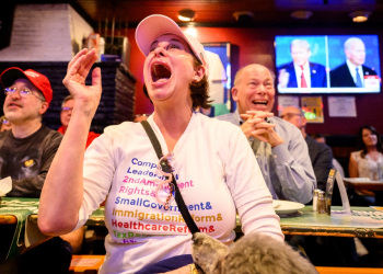 Customers react during the televised debate between Joe Biden and Donald Tump, in a pub in San Francisco (California), June 27, 2024 / ©AFP