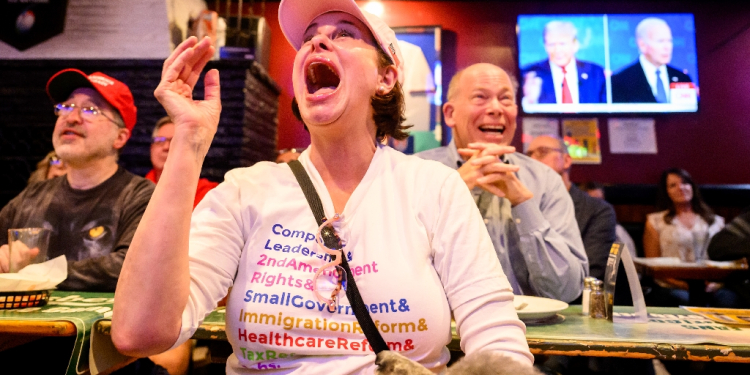 Customers react during the televised debate between Joe Biden and Donald Tump, in a pub in San Francisco (California), June 27, 2024 / ©AFP