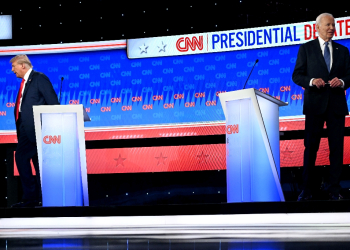 US President Joe Biden and former US President and Republican presidential candidate Donald Trump leave the stage at the end of the first presidential debate of the 2024 elections at CNN's studios in Atlanta, Georgia / ©AFP