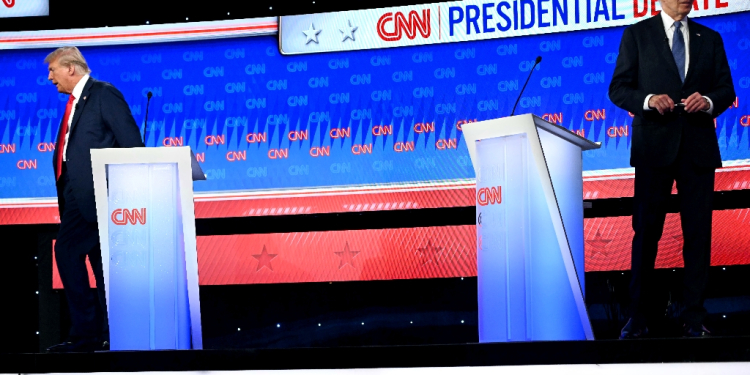 US President Joe Biden and former US President and Republican presidential candidate Donald Trump leave the stage at the end of the first presidential debate of the 2024 elections at CNN's studios in Atlanta, Georgia / ©AFP