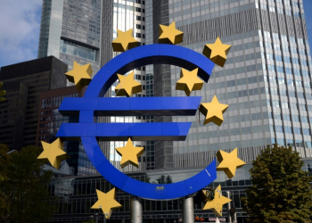 The euro has come under pressure after a strong showing by far-right parties in EU Parliament votes, and diminishing expectations of US interest rate cuts. ©AFP