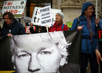 Supporters of WikiLeaks founder Julian Assange protest outside the Australian High Commission in central London in April 2024. ©AFP