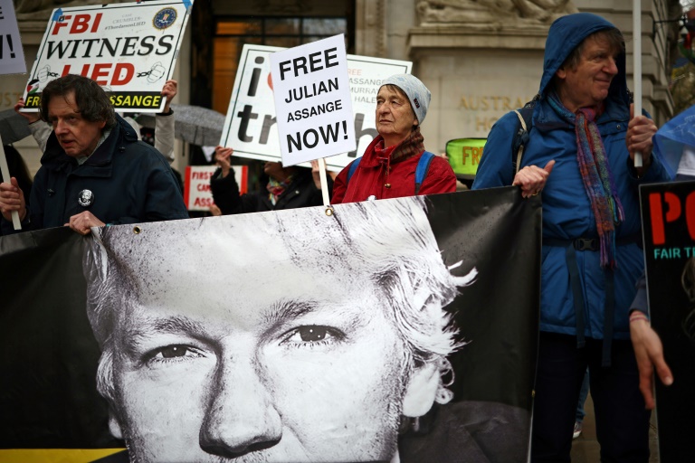 Supporters of WikiLeaks founder Julian Assange protest outside the Australian High Commission in central London in April 2024. ©AFP