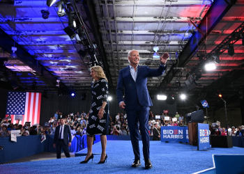 US President Joe Biden and First Lady Jill Biden walk off the stage after a campaign event in Raleigh, North Carolina, on June 28, 2024 / ©AFP