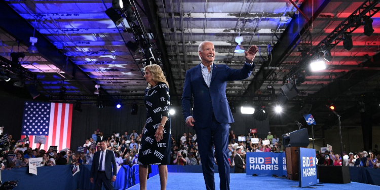 US President Joe Biden and First Lady Jill Biden walk off the stage after a campaign event in Raleigh, North Carolina, on June 28, 2024 / ©AFP