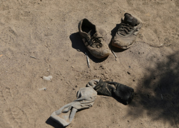 The personal belongings of migrants abandoned on the banks of the Rio Bravo, a natural border with the United States. ©AFP