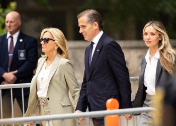 Hunter Biden, the son of US President Joe Biden, his wife, Melissa Cohen Biden (R), and his step-mother First Lady Jill Biden (L), leaving the J. Caleb Boggs Federal Building in Wilmington, Delaware / ©AFP