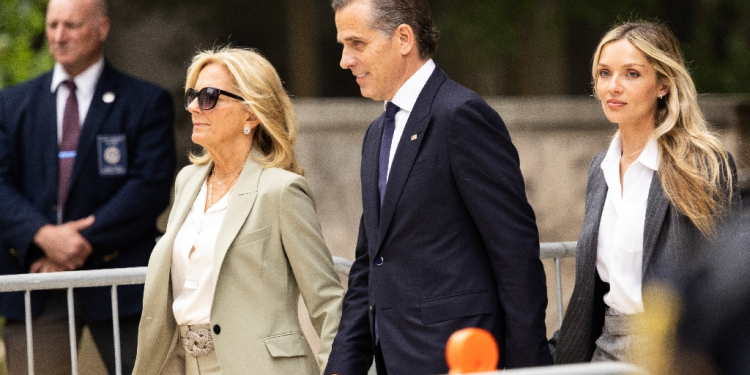 Hunter Biden, the son of US President Joe Biden, his wife, Melissa Cohen Biden (R), and his step-mother First Lady Jill Biden (L), leaving the J. Caleb Boggs Federal Building in Wilmington, Delaware / ©AFP