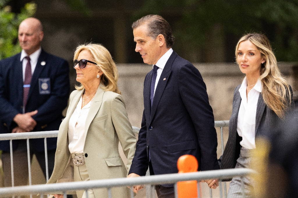 Hunter Biden, the son of US President Joe Biden, his wife, Melissa Cohen Biden (R), and his step-mother First Lady Jill Biden (L), leaving the J. Caleb Boggs Federal Building in Wilmington, Delaware / ©AFP