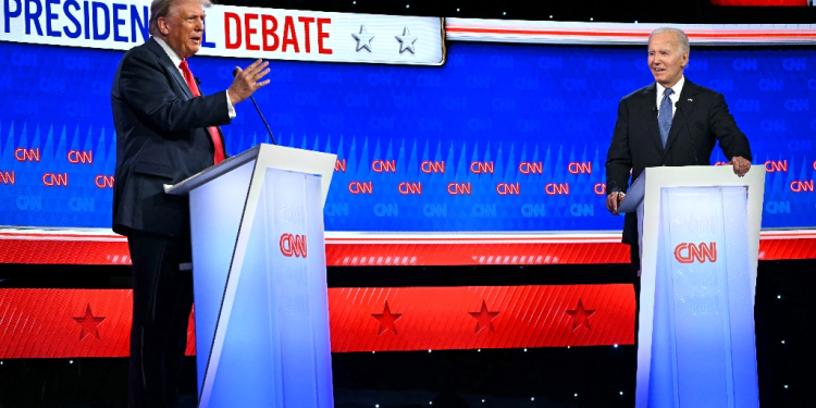 US President Joe Biden and former US President and Republican presidential candidate Donald Trump participate in the first presidential debate of the 2024 elections at CNN's studios in Atlanta, Georgia / ©AFP