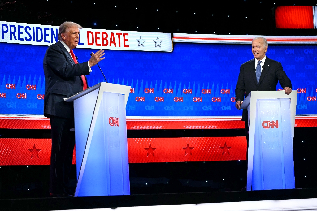 US President Joe Biden and former US President and Republican presidential candidate Donald Trump participate in the first presidential debate of the 2024 elections at CNN's studios in Atlanta, Georgia / ©AFP