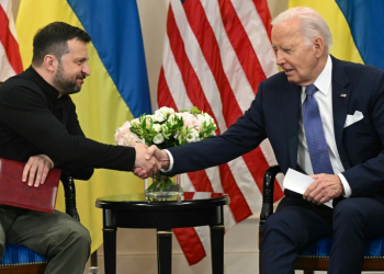 US President Joe Biden (R) shakes hands with Ukraine’s President Volodymyr Zelensky (L) in Paris. ©AFP