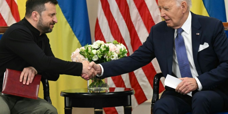 US President Joe Biden (R) shakes hands with Ukraine’s President Volodymyr Zelensky (L) in Paris. ©AFP