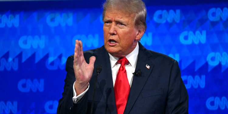 Former US President and Republican presidential candidate Donald Trump takes part in the first presidential debate of the 2024 elections with US President Joe Biden / ©AFP