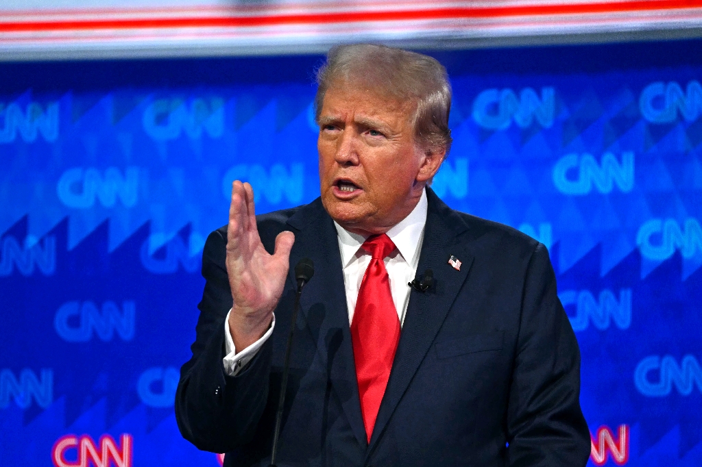 Former US President and Republican presidential candidate Donald Trump takes part in the first presidential debate of the 2024 elections with US President Joe Biden / ©AFP