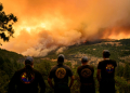 Firefighters watch as flames and smoke move through a valley in the Forest Ranch area of Butte County as the Park Fire continues to burn near Chico, California, on July 26, 2024. ©AFP