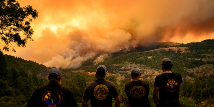 Firefighters watch as flames and smoke move through a valley in the Forest Ranch area of Butte County as the Park Fire continues to burn near Chico, California, on July 26, 2024. ©AFP