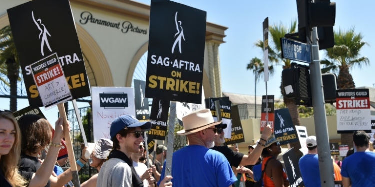 Members of the SAG-AFTRA actors' union demonstrate outside Paramount Studios in Los Angeles on July 14, 2023. ©AFP