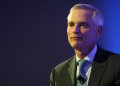 Robert Isom, CEO of American Airlines, said the company had made progress in addressing problems from an ill-conceived booking systems upgrade, but that the issues would weigh on profits for 2024. ©AFP