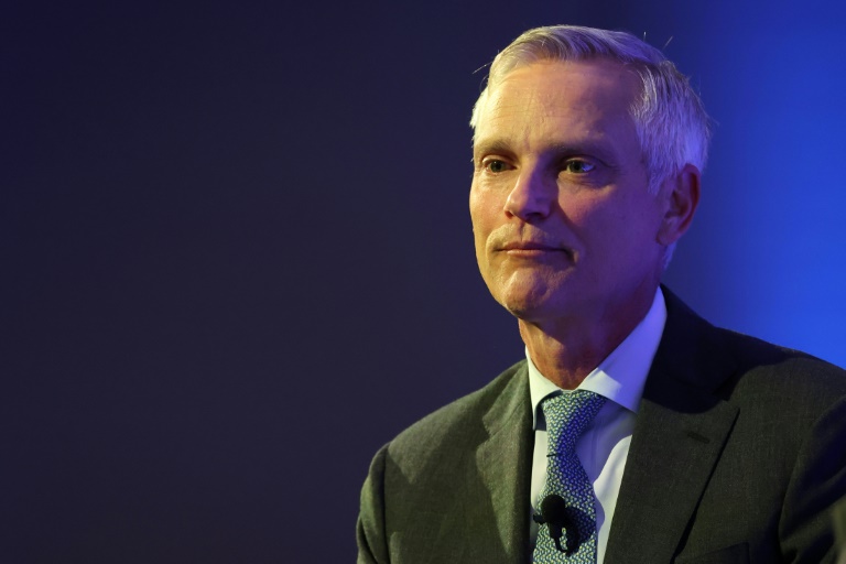 Robert Isom, CEO of American Airlines, said the company had made progress in addressing problems from an ill-conceived booking systems upgrade, but that the issues would weigh on profits for 2024. ©AFP